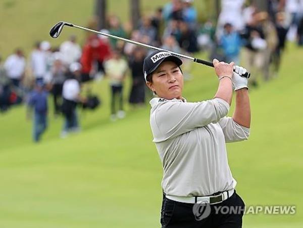 In this file photo from Oct. 7, 2023, South Korean LPGA great Pak Se-ri hits a shot during the Maum Seri Pak World Match, a charity match play event, at Sto<em></em>negate Country Club in the southeastern city of Busan. (Yonhap)